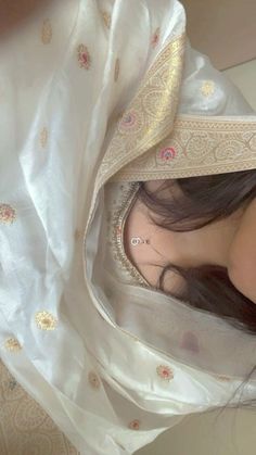 Self Portrait Poses, Desi Clothes, Simple Pakistani Dresses, Classy Photography, Quick Outfits, Indian Aesthetic, Girly Images, Ideas For Instagram Photos