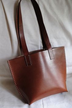 Tote Bag Pattern Leather, Pochette Portable, Handmade Leather Tote Bag, Brown Leather Tote Bag, Brown Leather Totes, Black Leather Tote, Leather Bags Handmade, Leather Projects