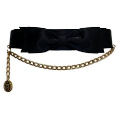 A fantastic "noughties” Chanel piece, this timeless waist belt will instantly elevate any outfit, for example by cinching the waist of an oversized blazer or dress. Crafted from black silk and smooth leatherette with gold-tone link chain and medallion ornament, it has a generous width and fastens with a refined rectangular gilt metal buckle at the back (see pictures 8 & 19). Ravishing silk satin central bow. Marked EU size 79, the belt is stamped "CHANEL 95 CC A - MADE IN FRANCE" in goldtone let Gold Belts, Chanel Belt, Moda Vintage, Oversized Blazer, Chanel Black, Vintage Chanel, Couture Collection, 1 800, Black Silk