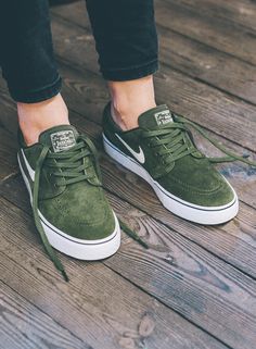 Nike Sb Janoski Outfit, Nike Sb Zoom Stefan Janoski, Nike Janoski, Basketball Nike, Nike Sb Zoom, Stefan Janoski, Fashion Shoes Sneakers, Trendy Sneakers, Green Shoes