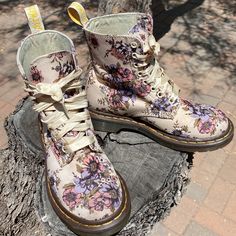 Dr. Marten Beckett Wild Rose Design. Flowered Pattern On A Beige Background.. Worn A Few Times But Have Been Taken Care Of. Look Almost Brand New , A Few Vey Small Spots . Size Us 6. Timeless Design. Super Cute.B5soh Cute Dr Martens, Slipknot Concert, Dark Cottagecore Fashion, Monica Style, Handmade Shoes Pattern, Painted Boots, Magic Clothes, Cute Shoes Heels, Stunning Shoes