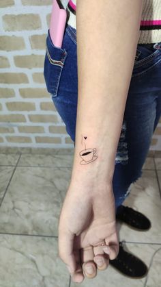 Café, cafezinho, tatuagem de café 
Minialista, Fine LINE 
Traços delicados Tattoo Coffee Cup, Carol Tattoo, Inner Wrist Tattoos, Paw Print Art, Hidden Tattoos, Girls Tattoo