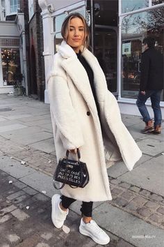 Long warm winter coats Teddy Coat Outfit, Cute Winter Coats, Mantel Outfit, Winter Coat Outfits, Fall Fashion Coats, Coat Outfit, Women Overcoat, Outfits Black, Winter Outfits For Work