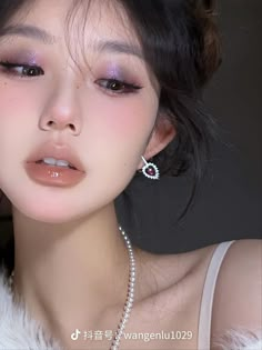 Prom Makeup Round Eyes, Pink Lip Makeup, Makeup Layout, Holographic Makeup, Shimmer Eye Makeup, Korea Makeup