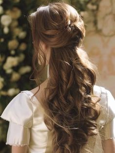 Vintage Princess Hairstyles, Wedding Dresses Hairstyles, Layered Bridal Hair, Victorian Bridal Hair, Long Hairstyles Wedding Bridal, Elegant Wedding Hair Styles, Elvish Wedding Hairstyles, Wedding Hair Winter, Romantic Bridal Hairstyles