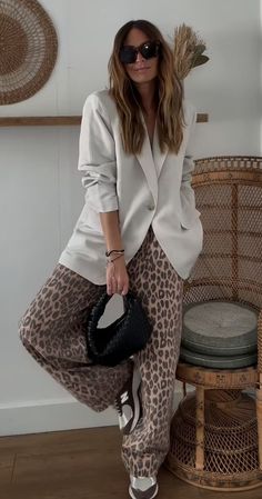 Printed Blazer Outfits For Women, Denim And Leopard Outfit, Animal Print Pants Outfit 2024, Snake Print Top Outfit, Streetstyle Outfit 2024, Leopard Jeans Outfit 2024, La Outfit Ideas, Boho Work Outfit