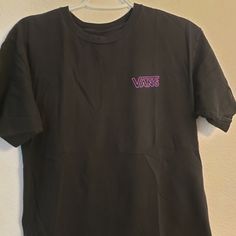 Welcome To Lexi.Inc.9 This Is A Vans Black Tee Shirt Boys Size Size: Xl Want To Make An Offer? But Of Course! Shipping Is Fast And Very Friendly! All Items Are Gently Used If Not Specify It Saying Brand New. Dont Forget To Follow Me Because I Put Up New Items Everyday! Have A Question Please Ask! Please See All Pictures For Condition Of Items Before You Purchase You Will Get Exactly Whats Pictured. Bundle Options, Save On Shipping By Bundling Items! As Is Sales/ No Returns. Thanks For Shopping Casual Purple Shirt For Streetwear, Vans Crew Neck T-shirt For Streetwear, Vans Cotton T-shirt For Streetwear, Vans Long Sleeve Graphic Print Top, Vans Logo Print T-shirt For Streetwear, Vans T-shirt With Logo Print For Streetwear, Vans Black Tops With Graphic Print, Black Vans Tops With Graphic Print, Vans Black Top With Graphic Print