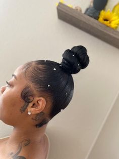 Hair Bun Ideas, Curly Hair Bun, Bun Ideas, Black Ponytail, Curly Bun