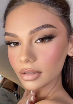 Prom Simple Makeup Natural Looks, Makeup Looks Simple Glam, Makeup To Match White Dress, Makeup Ideas For Champagne Dress, Soft Glam Makeup Light Skin, Elegant Classy Makeup, Male Up Looks, Beige Makeup Looks, Makeup Leger