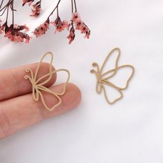 Raw Brass Butterfly Charm, Brass Earring Pendants, Laser Cut Charms, Brass Accessories, Earring Connectors, Jewelry Making and Discovery -❤ Quantity:2/10 pieces -❤Material: raw Brass -❤Size: 1.46*1.02 in 1.For purchases of $35 and above, we will pay the shipping fee for you. 2.We may need 1-3 working days to prepare your items. We will ship to you as soon as possible, please allow more time to wait thank you for coming. If you have other questions or need more quantity, please leave us a message Laser Cut Necklace, Brass Butterfly, Laser Cut Wood Crafts, Brass Accessories, Laser Cut Jewelry, Engraved Pendant, Minimal Jewelry, Leather Projects, Butterfly Charm