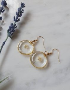 Real pressed white gypsophila earrings preserved in resin in lovely boho style round pendants.  These would make the perfect gift as they come in their own little craft box gift wrapped and can be delivered straight to the door.  The bezels are small and irregular gold or silver circles measuring 2.2cms diameter.  They are on hypoallergenic, gold-plated hooks which are free of nickel and lead (each with a rubber safety back to fix the earring well). May contain some tiny bubbles but they are hardly noticable (see photos). Tiny Resin Crafts, Resin Jewelry Tutorial, Diy Resin Earrings, White Gypsophila, Dried Flower Jewelry, Artsy Jewelry, Gold Jewelry Gift, Diy Bracelet Designs, Magical Jewelry