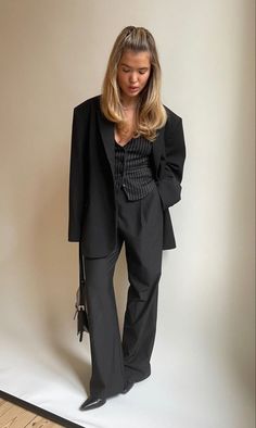 Matilda djerf 3 piece suit and hair bump Gilet Outfit Women, Outfit Ideas Oversized, Gilet Outfit, Matilda Djerf Style, Black Blazer Outfit, Matilda Djerf, Scandinavian Fashion, Weekly Outfits, Fashion Icons