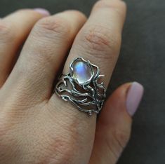 Grande bague de style naturel avec pierre de lune de superbe qualité. Anneau lumineux et perceptible! N'importe quelle taille peut être faite. Modèle confortable pour la taille 7,5 US. Peut être redimensionné si nécessaire. Envoyez-moi simplement un message de la taille dont vous avez besoin! La bague en argent sterling peut être un excellent cadeau pour votre mariée, votre mère, votre sœur, votre amie ! * * * *  Toutes les pièces sont envoyées dans une boîte cadeau ! Vous n'avez pas à penser à l'emballage de Votre cadeau ; Argent sterling, pierre de lune Taille : 7,5 US * * * * * * * * * * VEUILLEZ NOTER! Le produit peut varier légèrement en couleur en fonction des paramètres de votre moniteur ! VOUS pouvez toujours me demander des photos ou des vidéos supplémentaires du produit ! * * * * Pretty Trinkets, Elven Ring, Forest Ring, Silver Leaf Ring, Feminine Earrings, Twig Engagement Ring, Fairy Ring, Elven Jewelry, Mountain Jewelry