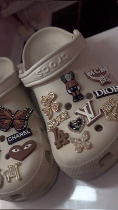 Crocs And Charms, Cute Crocs Ideas, Croks Slipper Aesthetic, Croc Inspo Charms, Cute Crocs Shoes Charms, Crocs Charms Ideas, Crocs Inspo Charms, Beige Crocs Outfit, Crocs Gibbets