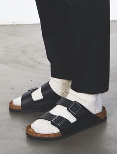 Birkenstock Man Outfit, Birkenstock Sandals Men Outfit, Birkenstock Outfit Men Socks, Guy Shoes Aesthetic, Black Birkenstock Outfit Men, Birkenstock Socks Outfit, Birkenstock Arizona Outfit Men, Birkenstock Arizona Outfit, Birkenstock Outfit Men