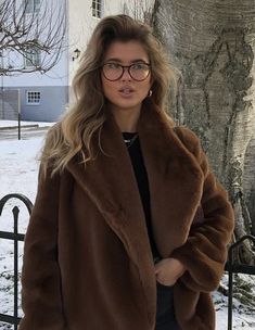 Brown Glasses Outfit, Glases Girl Aesthetic, Brown Glasses Aesthetic, Glasses Outfit Casual, Glasses Brown Hair, Brown Hair And Glasses, Stylish Eyeglasses For Women