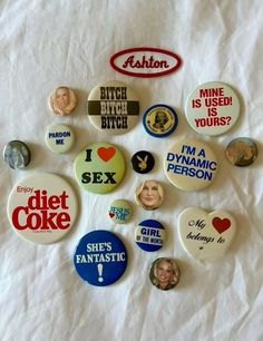 Aesthetic Pins Button, Aesthetic Button Pins, Cool Pins For Backpacks, Pin Ideas Button Diy, Pins On Bag, Pin Design Ideas, Button Pins Aesthetic, Cute Pins For Backpacks, Homemade Pins