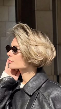 | 🤩👏🏼☀️👉🏼 @khkris @anna__volegova . . #kurzerklärt #kurzehaare💇 #kurzenägel #kurzehose #kurze #kurzeinkarzai #kurzeme #kurzehaarestylen… | Instagram Trending Bob Hairstyles, Thick Wavy Haircuts, Melena Bob, Hairstyles For Summer, Woman Hairstyles, Corte Bob, Chin Length, Bob Haircut For Fine Hair, Vogue Beauty