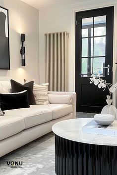 17 Neutral Living Room Design Ideas – VQNU Black And Cream Modern Living Room, Black White And Beige Living Room, Chic Modern Living Room, Black And Cream Living Room, Living Room Inspiration Grey, Cozy Neutral Living Room, Chic Living Room Design, Modern Living Room Decor Ideas, Cream Living Rooms