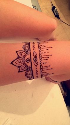 100 Unique Line Tattoo Ideas for Minimalism Enthusiasts Henna Ankle, Cool Henna Tattoos, Henna Leg Tattoo, Henna Designs Arm, Hanna Tattoo, Thigh Henna, Leg Henna Designs, Small Henna Designs, Easy Henna Designs