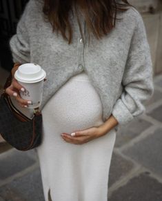 Baby • Instagram Prego Outfits, Fall Maternity Outfits, Casual Maternity Outfits, Pregnancy Outfit, Winter Maternity Outfits, Maternity Work Clothes, Trendy Maternity Outfits, Baby Bump Style, Preggo Fashion