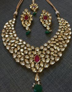 Real Kundan Jewellery Gold, Kundan Sets Indian Jewelry Gold, Kundan Jewellery Set Simple, Kundan Set Design, Kundan Gold Jewellery, Gold Kundan Jewellery, Jaipuri Jewellery, Jewellery Set Design, Indian Bridal Jewelry Kundan