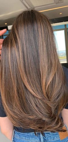 5. Charming dark hair with brown caramel Sure, you want to try a new colour you have never had before. When it comes to... Long Hair Highlights, Rambut Brunette, Posh Fashion, Highlight Ideas, Honey Brown Hair, Brown Hair Looks