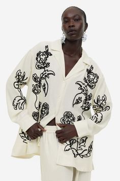 Printed Outfits, Mid Waist Pants, Spring Summer 2023, Summer 2023, Outfit Set, Fall Outfits Women, Embroidered Shirt, Oversized Shirt, Lapel Collar