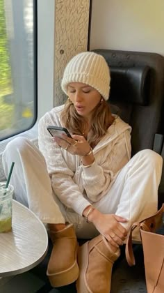 Outfits For Snowy Weather Winter Style, New England Winter Outfit, White Beanie Outfit, Cream Sweater Outfits, Winter Beanie Outfit, Comfy Winter Fits, Cold Weather Outfits Comfy, Ugg Boot Outfits, California Winter Outfits