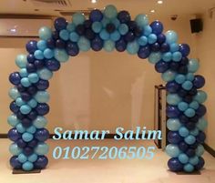 an arch made out of blue and white balloons