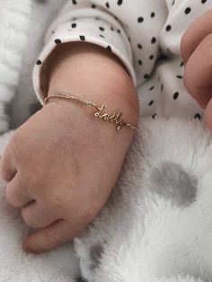 Baby Jewelry Gold, Thoughtful Baby Gifts, Couple Ring Design, Delicate Gold Jewelry, Diy Leather Bracelet, Baby Bling, Fancy Jewellery Designs, Baby Bracelet, Baby Jewelry