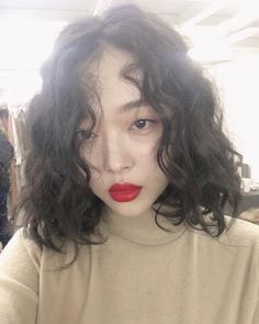 Publicación de Instagram de 설리가진리 • 1 Feb, 2018 a las 1:03 UTC Sulli Choi, Pretty Angel, About Hair, Perm, Ulzzang Girl, Hair Inspo, بلاك بينك, Curly Hair