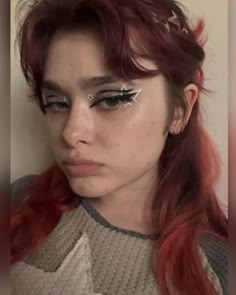 Eyeliner inspo punk, star graphic eyeliner Star Eyeliner, Eyeliner Inspo, Artsy Makeup, Cute Eye Makeup, Star Graphic, Ethereal Makeup, Grunge Dress