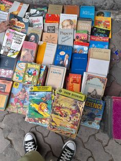 book shops beside the road. College Aesthetic Indian, Desi College Aesthetic, Indian Street Aesthetic, Indian College Aesthetic, Kolkata Photoshoot, Kolkata Street Photography