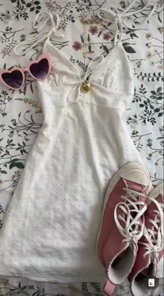 Back Too School, Summer Vacation Ideas, Red Converse, School Fit, Shaped Sunglasses, Mini Dress White, Outfit Inspo Summer, Heart Shaped Sunglasses, All Too Well