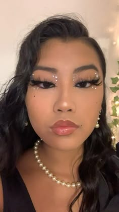 Makeup Look With Jewels, Righnstone Makeup Looks, Jewelry Eye Makeup, Righnstone Eye Makeup, Natural Makeup With Gems, New Years Look Makeup, Cute Makeup Looks With Gems, Diamonds On Eye Makeup, Rhinestone And Pearl Makeup