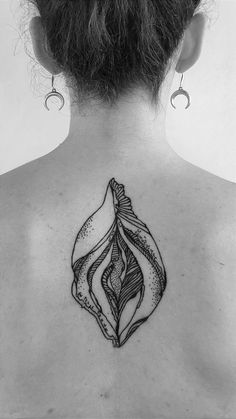 Vulva tattoo, back tattoo Simple Uterus Tattoo, Womens Body Tattoo, Whole Body Tattoo, Needle Phobia, Uterus Tattoo, Feminism Tattoo, Sacred Feminine Art, Matching Tats, Fruit Tattoo