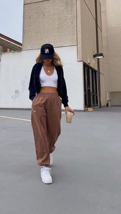 Discover top sweatpants outfits on Pinterest! Explore over 20 trendy styles that blend comfort with cool in our latest blog post. Teenager Outfits, Women Cargos, Fashion Forward, Normcore