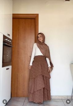 Hijabi Outfit With Skirt, Hijab Maxi Skirt Outfit, Hijabi Skirt Outfits Summer, Hijab Skirt Outfit, Maxi Skirt Outfit Modest Hijabi, Hijabi Skirt Outfits, Hijabi Floral Skirt Outfits, Successful Women Style, Modest Girly Outfits