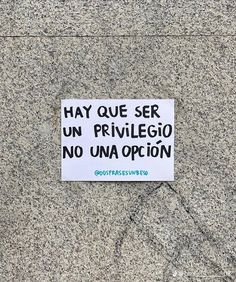 a sign on the side of a building that says hey que ser un priveligo no unapolon