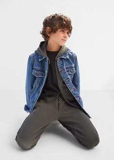 Preteen Boys Fashion, Boys Photography Poses, Kids Catalogs, Teen Boy Outfits, Boy Models, Boy Photography Poses, Boy Poses, Mango Kids