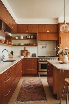 70s Kitchen Aesthetic, Midcentury Kitchen Remodel, Nfl Wife, Toad Abode, Retro Modern Kitchen, Ivy Kitchen, Midcentury Modern Kitchen, Mid Century Modern Kitchen Design, Street Dreams