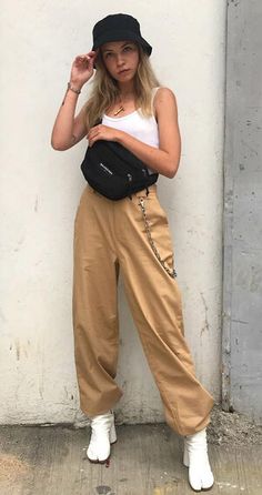 Outfits With Bucket Hats Summer, Black Bucket Hat Outfit, How To Style A Bucket Hat, Bucket Hat Street Style, Outfits With Bucket Hats, Hat Outfit Summer, Camisole Outfit, White Tank Tops