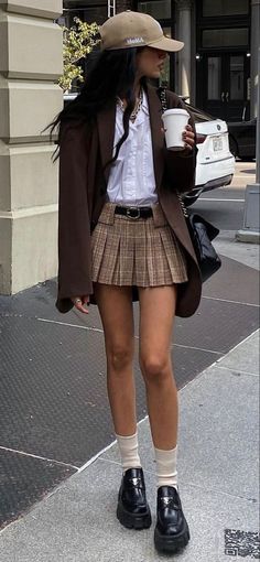 Work Outfits Summer 2024, London Outfits Winter, London Aesthetic Outfits, Street Style 2023, Fall Outfit Inspiration, Style 2023, Elegante Casual, Online Clothing Store, Dress Handmade