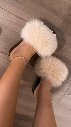 Fluffy Sliders, Fluffy Heels, Shoes Fashion Photography, Fluffy Shoes, Casual Shoes Outfit, Mode Zara, Pretty Shoes Sneakers, Slides Women