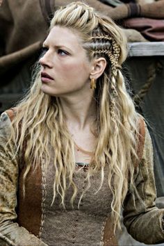 40 Inspiring Viking Hairstyle Ideas For Women · Thrill Inside Viking Haircut, Lagertha Hair, Medieval Hairstyles, Viking Women, Katheryn Winnick, Viking Hair, Mohawk Hairstyles, Viking Woman