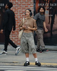 New York Girl, Tomboy Girls, Accessorizing Outfits, Gender Nonconforming, Cool Girl Outfits, Urban Looks, Girls Summer Outfits, Swaggy Outfits, Fashion Gallery