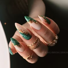 Nail Design Green Color, Super Cool Nail Designs, Designer Brand Nails, Green Ivy Nails, Trendy 2024 Nails, Slytherin Nails Aesthetic, Ascetic Nails, Green Nature Nails, Nail Art Green Designs