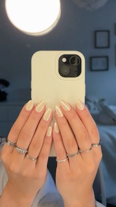 pastel yellow chrome summer spring nails Light Yellow Chrome Nails, Almond Pastel Nails, Yellow Natural Nails, Yellow Nails Aesthetic, Pale Yellow Nails, Light Yellow Nails, Yellow Chrome Nails, Pastel Yellow Nails, Summer Spring Nails