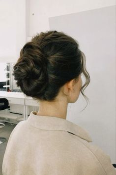 Chic Wedding Updo, Old Money Bun Hairstyles, Classy Updo Hairstyles Elegant Wedding, Old Money Updo, Wolf Cut Without Bangs, Round Curly Cut, Curly Wolf Cut With Bangs, Long Curly Cut, Curly Cut With Bangs